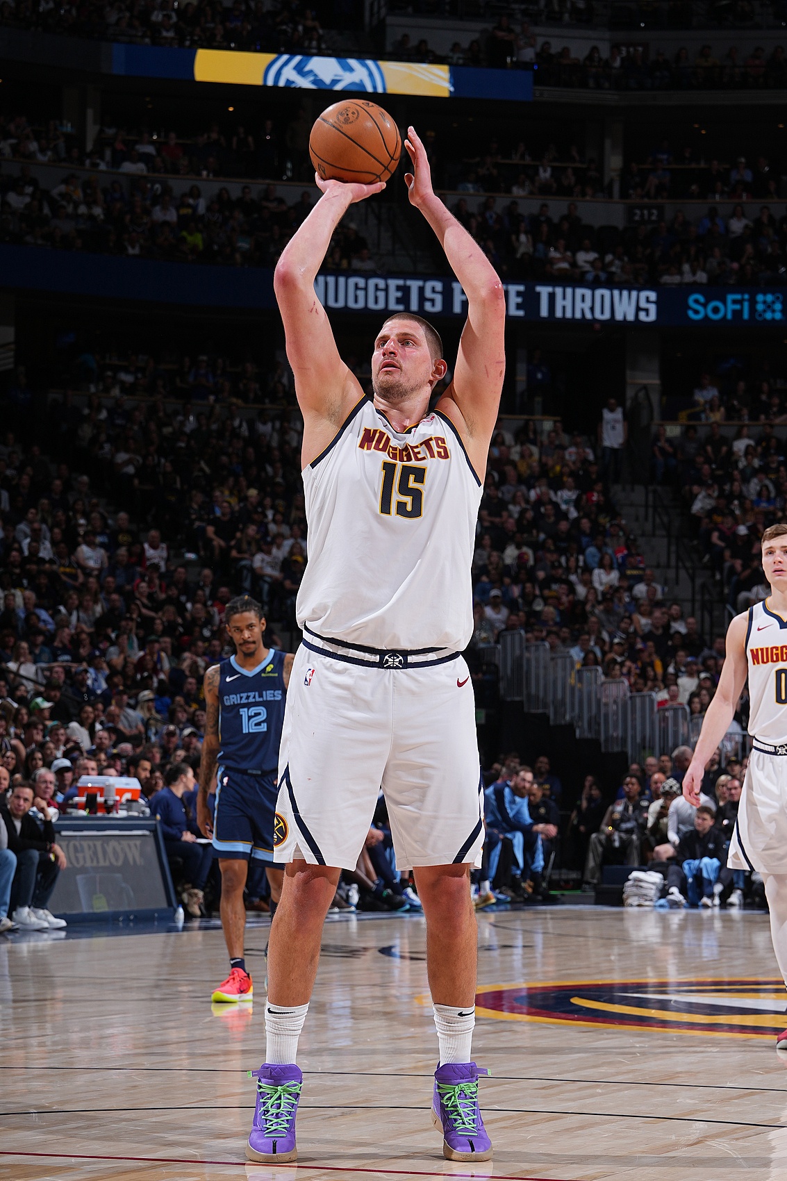 约基奇赛季场均29.6分12.7板10.2助三双NBA自大O威少后第3人