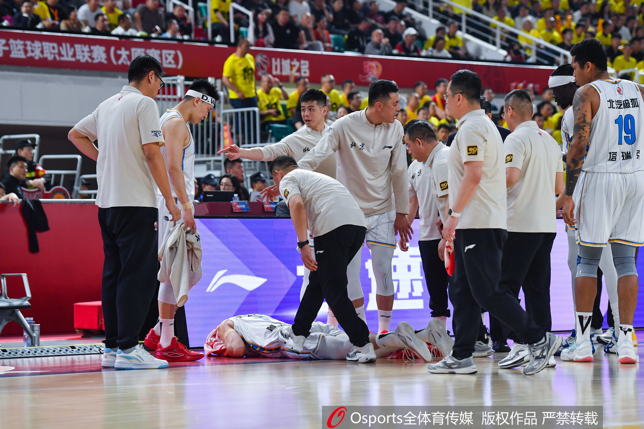 这么严重训练师：没戏了曾凡博遭遇骨折