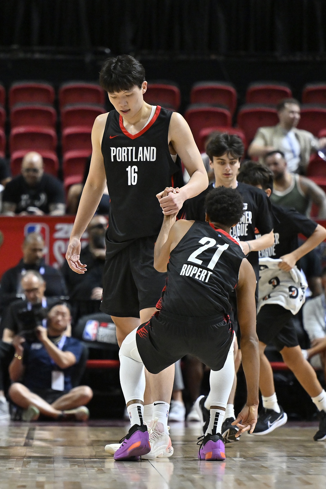 媒体人：杨瀚森在场时有体系他不在时像临时拼凑5个哥们来打野球