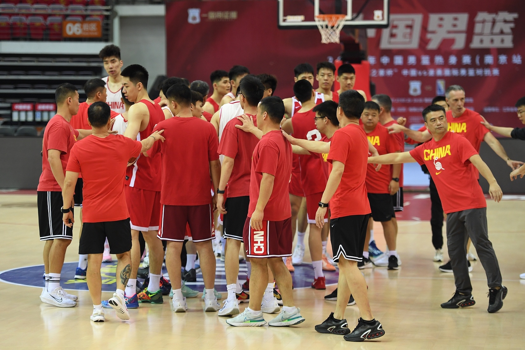 探长：中国男篮已顺利抵达沙特吉达完