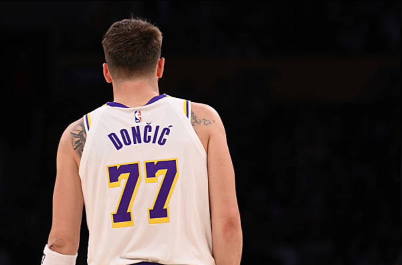 湖人大胜鹈鹕迎7连胜!东契奇再轰34分创7大神迹:超詹姆斯科比