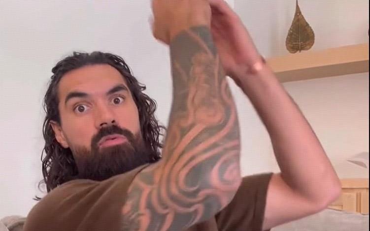 亚当斯：杨瀚森习惯先伸手所以易犯规提高防守是始终如一的