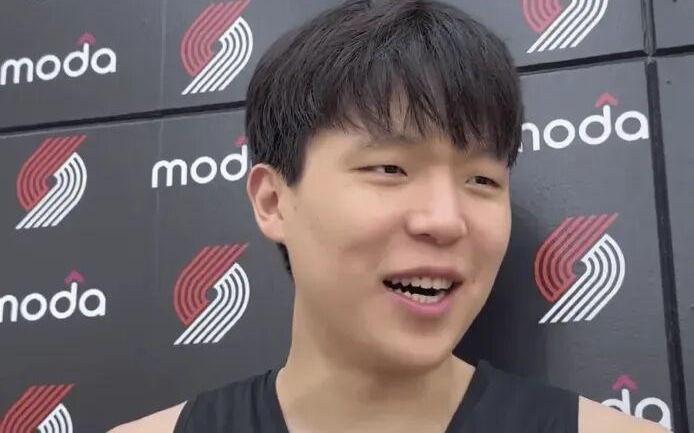 杨瀚森首秀2+1，惨遭克林根肘击放倒！