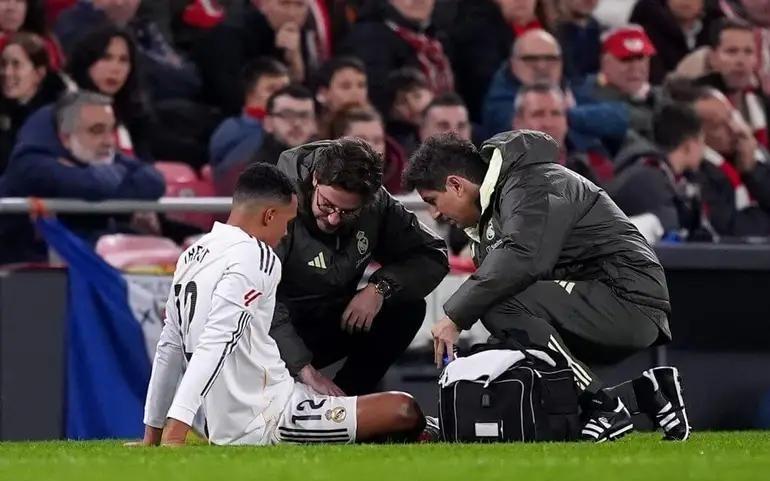 TA：皇马对阿诺德的伤势感到担忧卡马