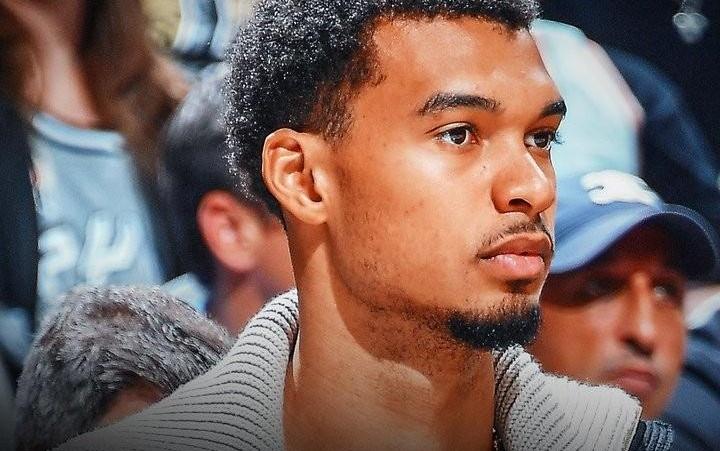 记者：文班亚马将因小腿伤势缺席明天