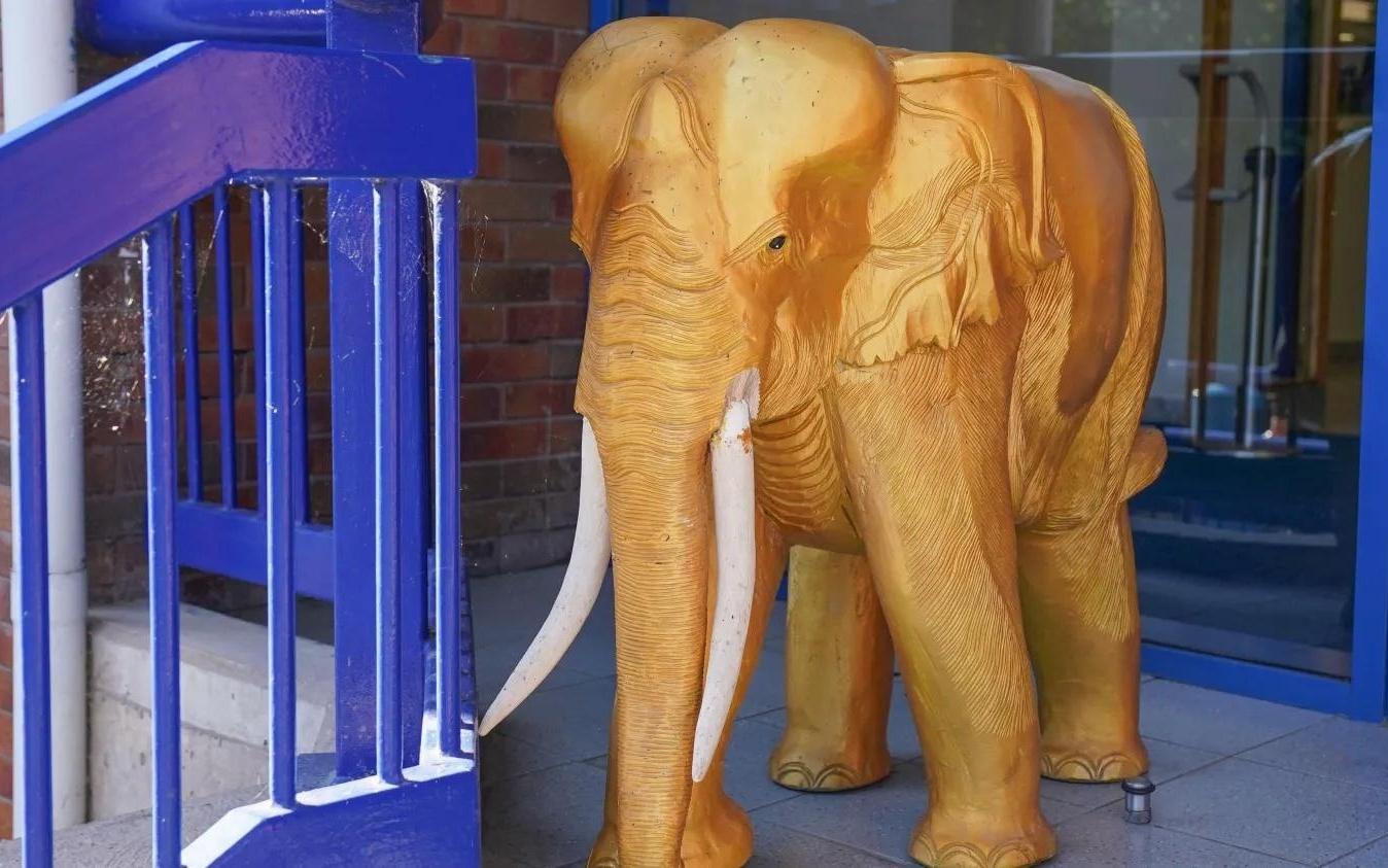 泰晤士报：谢周三计划拍卖球场的标志