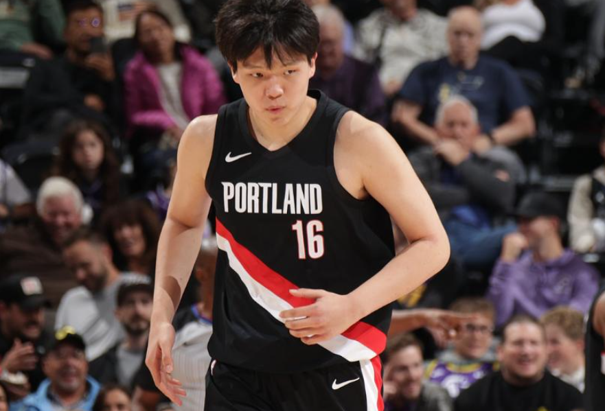 就在今天!杨瀚森又迎NBA生涯突破,却仅打4分钟,开拓者惨遭逆转