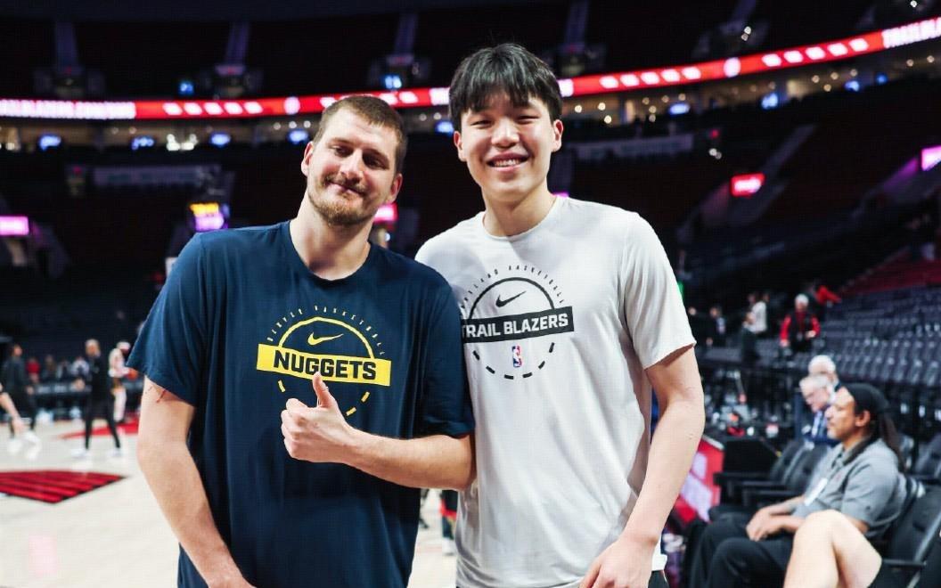 偶像面基时刻！约基奇赛前主动找到杨瀚森打招呼并交流