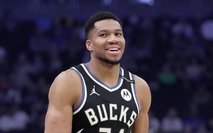 记者：尽管多队有意，但雄鹿再次坚定强调字母哥不会离开