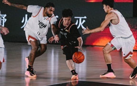“火拼”草根篮球联赛全国总决赛落