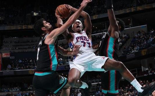 恩比德马克西合砍68分埃奇库姆准绝杀76人加时胜灰熊