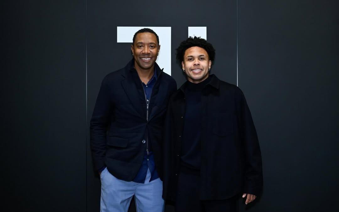 麦肯尼分享续约照片：开心到极点，又一个四年