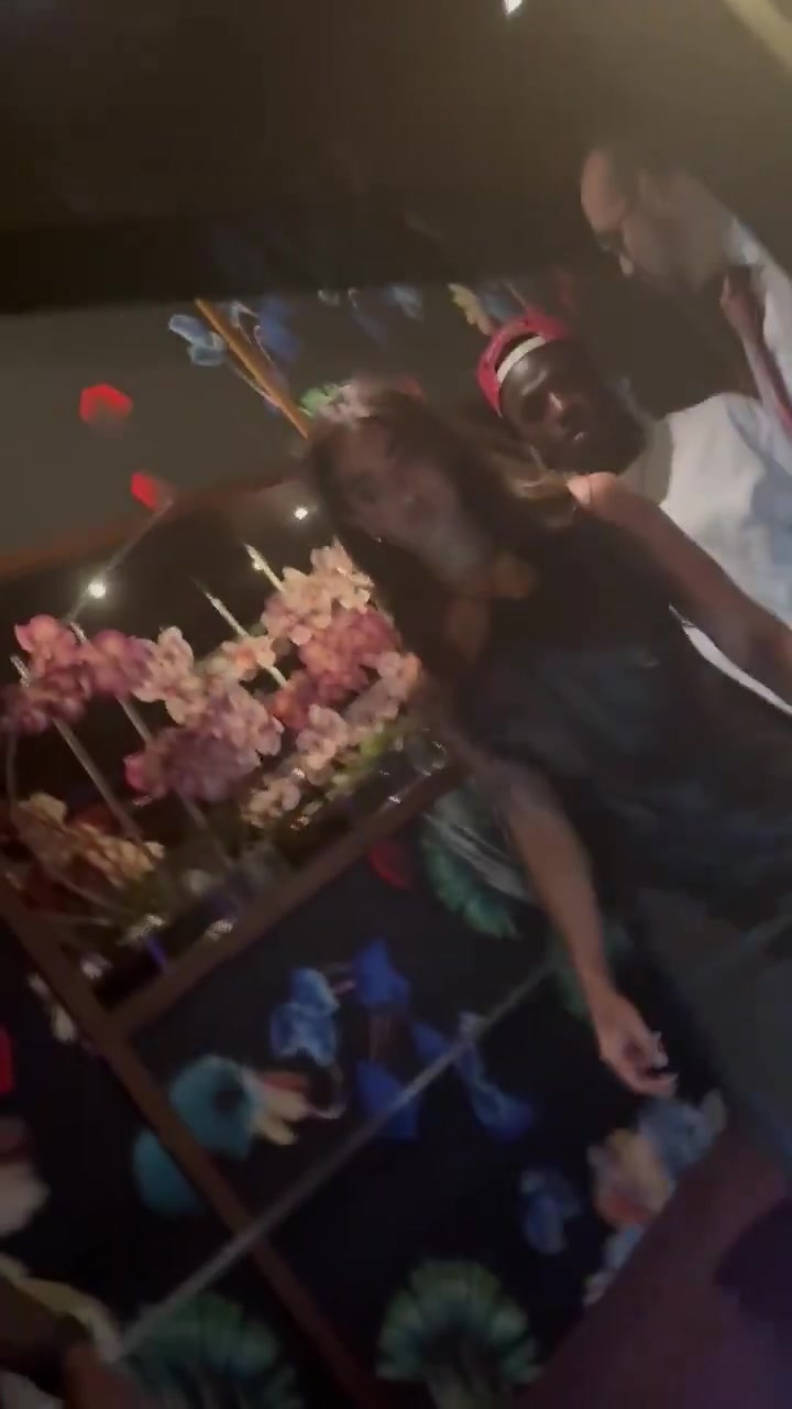 约会去了阿斯：维尼修斯被拍到与25岁女网红一同离开夜店