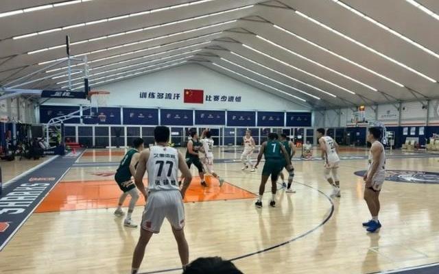 东方体育日报：新赛季CBA，上海男篮陷
