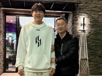 恩师刘维伟回国告别杨瀚森：未来每天都要进步获赠签名球衣