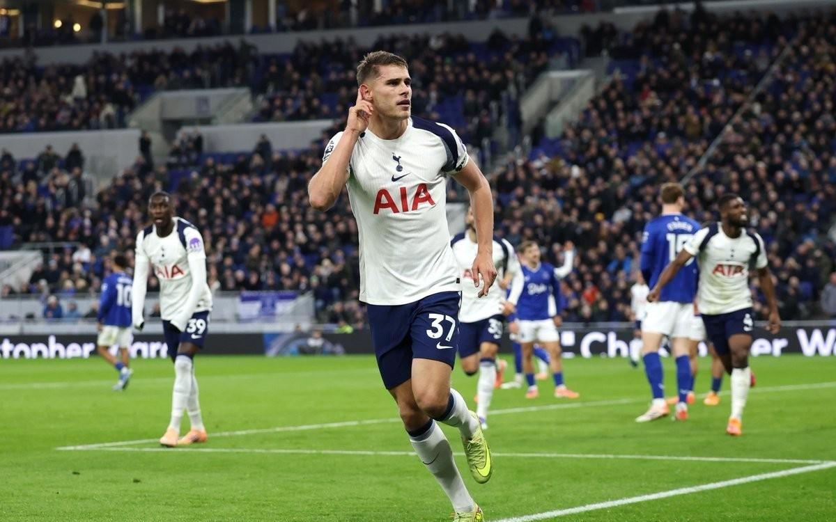 头球双响，范德芬职业生涯首次上演梅开二度