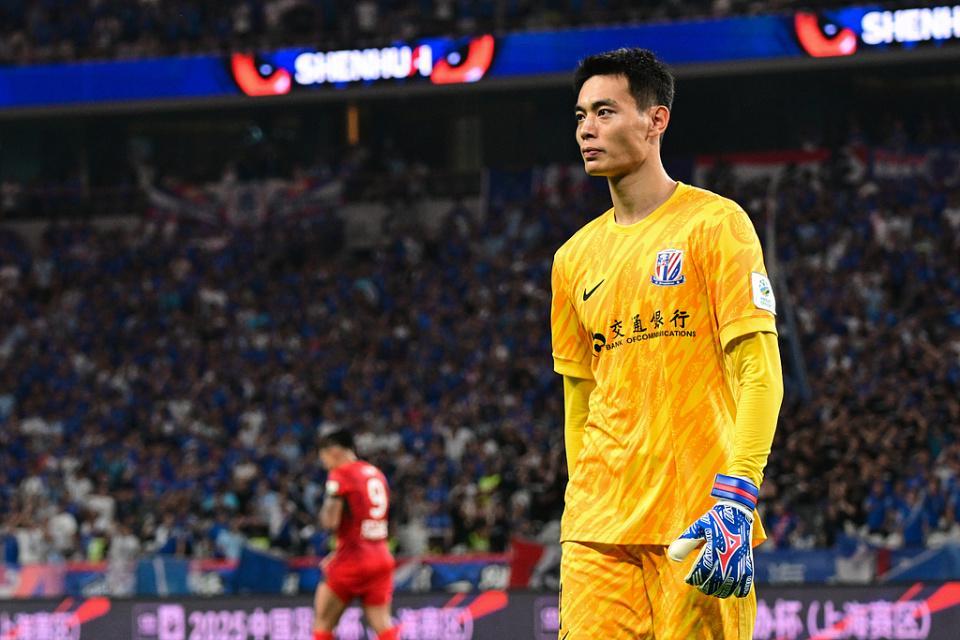 缺席训练！曝25岁主力门将遭申花“三