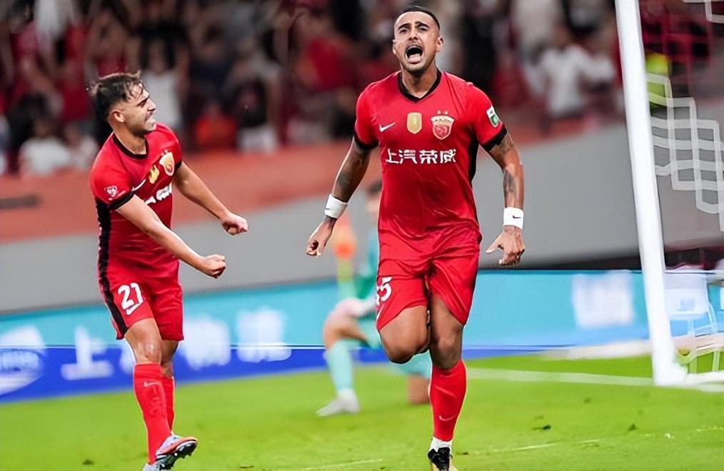 国安球员列队欢迎两位久违强援入队