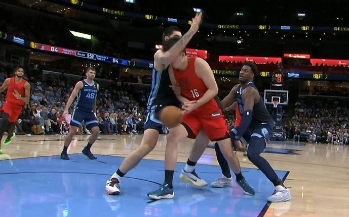 转身暴扣！杨瀚森NBA生涯首次首发，拿下4分5篮板2助攻