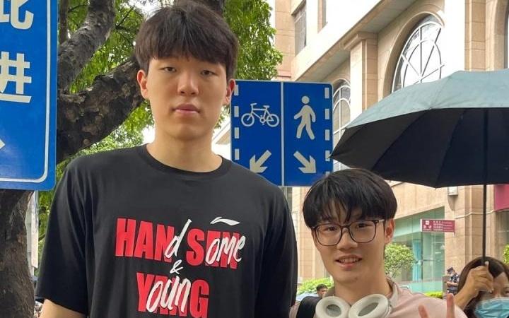 合影了网友在广东遇到杨瀚森：看到他
