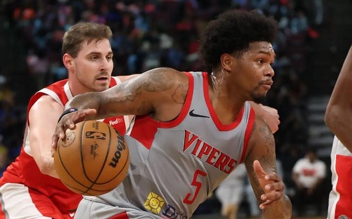 能力非常一般，但这位后场球员却能进入火箭二队的先发阵容