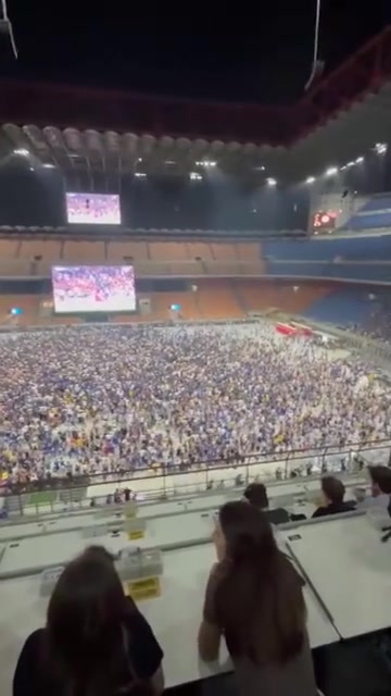 被打爆了米体晒视频：国米04后，在梅阿查看决赛的球迷退场