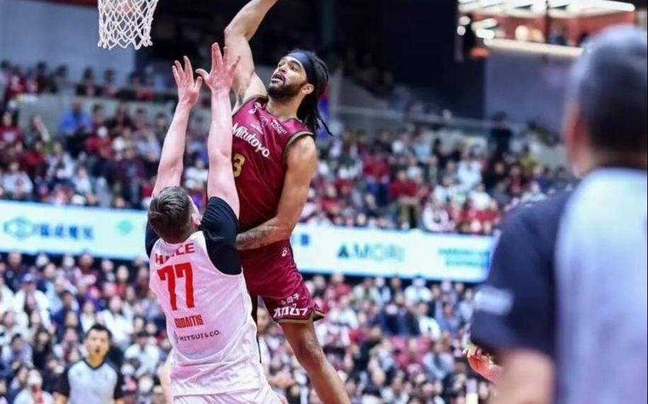 第4外援就位！山东男篮2米12大外援将在杯赛上演首秀，邱彪摊牌了