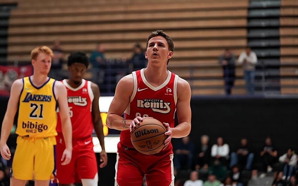 28分钟内狂砍38分，开拓者二队后场新