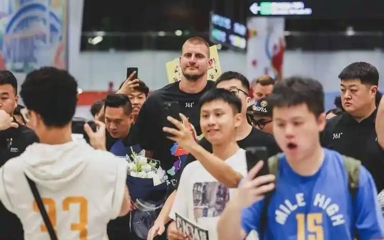 NBA球星纷至沓来詹姆斯与李梦共舞