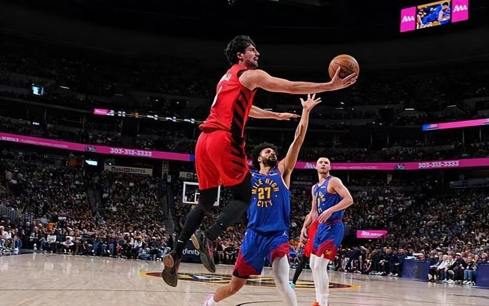 场上责任实在是太重了！开拓者锋线大将实在是有些难堪大任