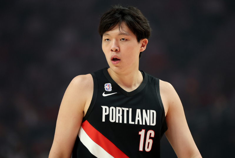 杨瀚森NBA首次上半场得分：连续三场2分被拽衣服后三节被弃用