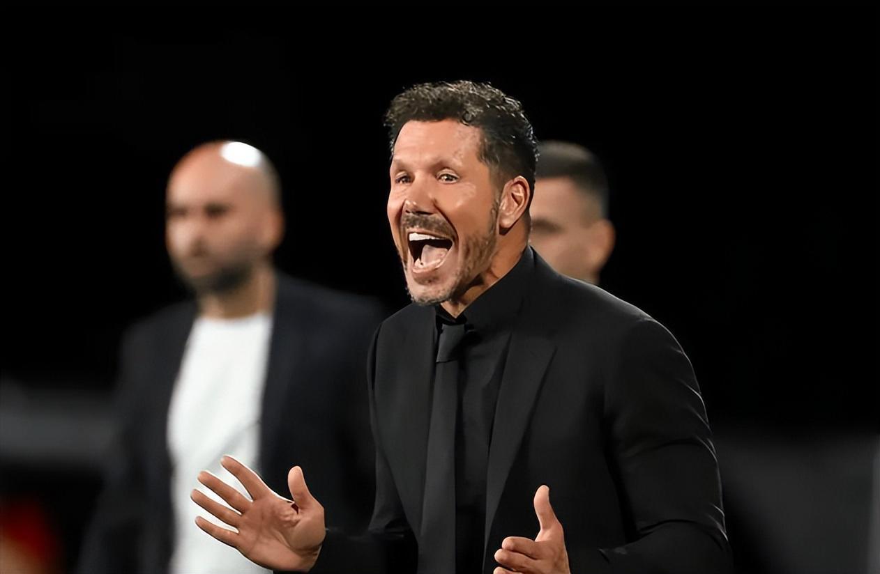 52狂屠皇马后，马竞爆冷栽倒+又染红西蒙尼怒骂裁判：厚颜无耻