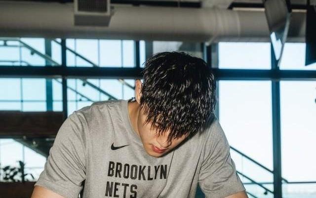 男篮小将新赛季能有望留队曾凡博：必