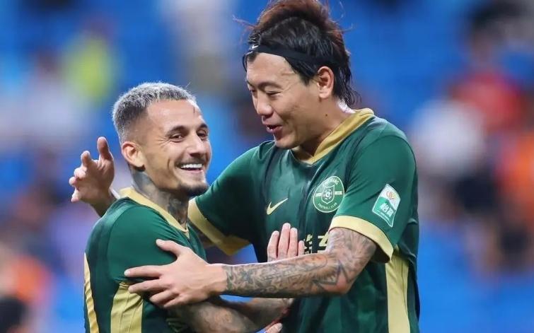 中超30岁巨星沦为笑柄，退出国家队后状态暴跌，媒体：他是个庸才