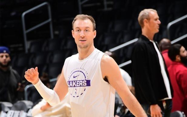 即插即用！湖人新援三分王首秀闪耀砍10分+2记三分