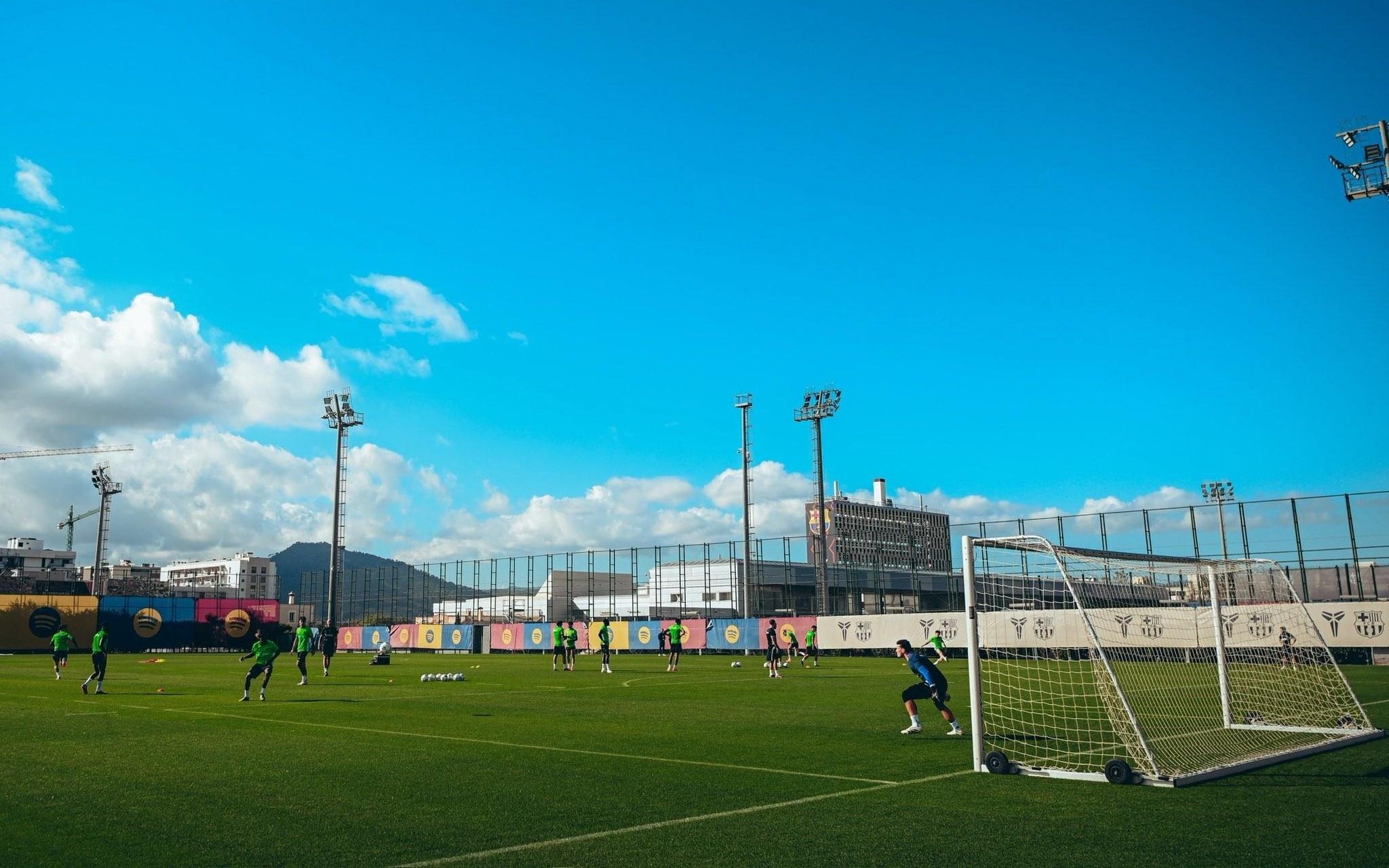 友好，巴萨今天上午把训练设施借给埃