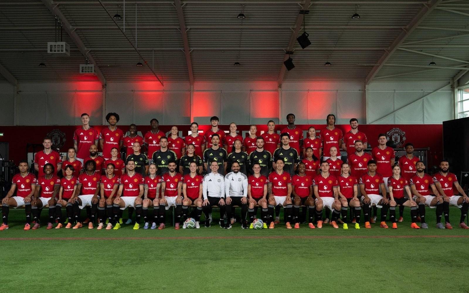 曼联官方分享本赛季全家福，男女足球