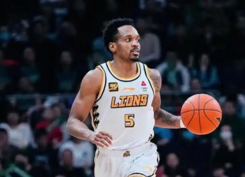 男篮输球最大的问题在组织后卫，郭士