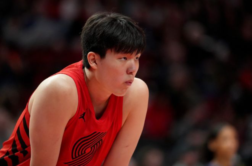 杨瀚森挣扎！开拓者三杀爵士，克林根轰23分18板，小文斯惨遭驱逐