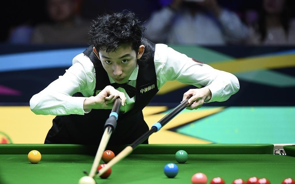 体坛联播曼城3比0横扫利物浦，37岁80