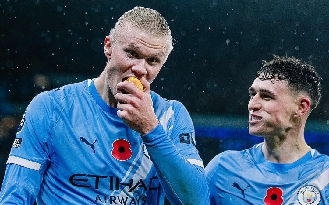 有趣一幕，与利物浦比赛期间哈兰德和福登吃了看台扔下的苹果