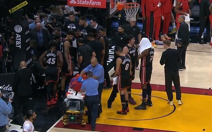 硬汉,热火队约维奇仅登场12秒便摔伤胳膊,随后戴上夹板微笑离场