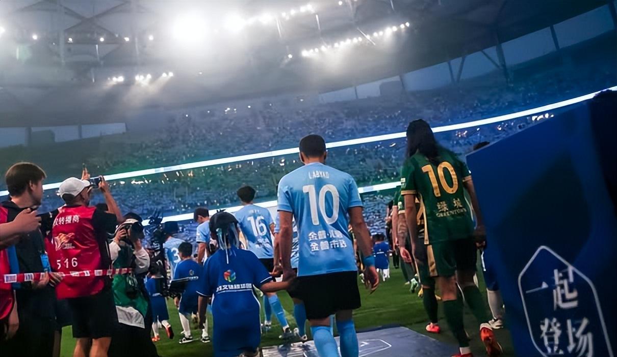 再见！大连外援社媒发文自宣离队，曾效力阿贾克斯，两队友送祝福