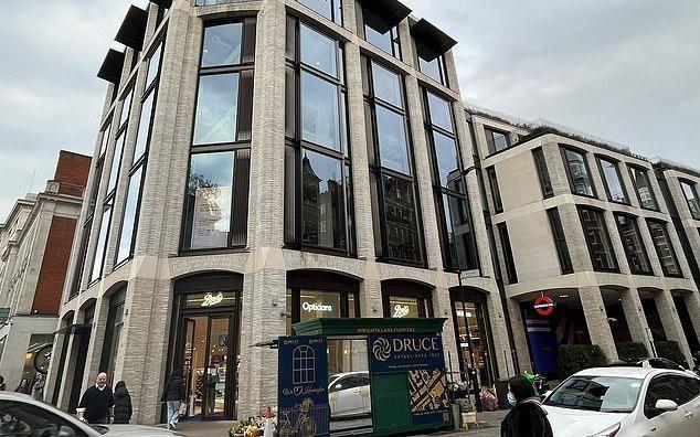 继续削减成本，邮报：曼联提前终止位于