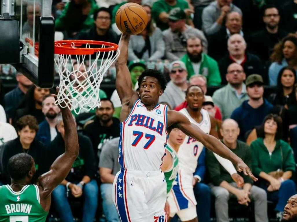 险造24分大逆转，恩比德沮丧离场！4胜0负不败金身被破，布朗31分