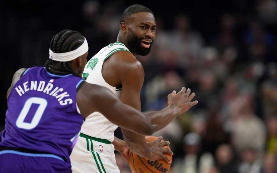 布朗无缘连十战30+绿军逆转爵士怀特27+7帽乔治37+6+7