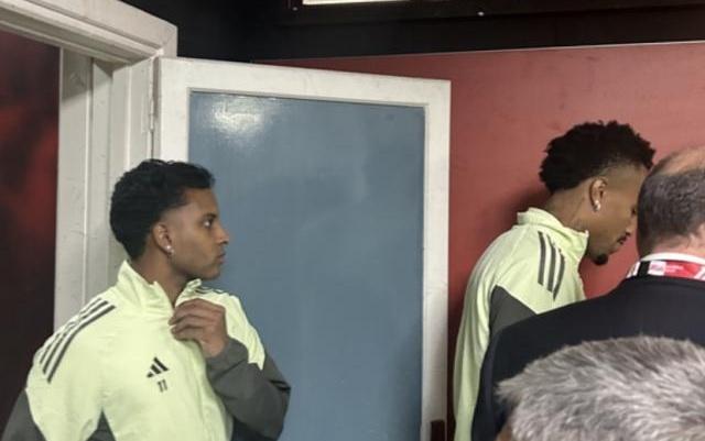 【现场】球场简陋无碍“贴脸开大”