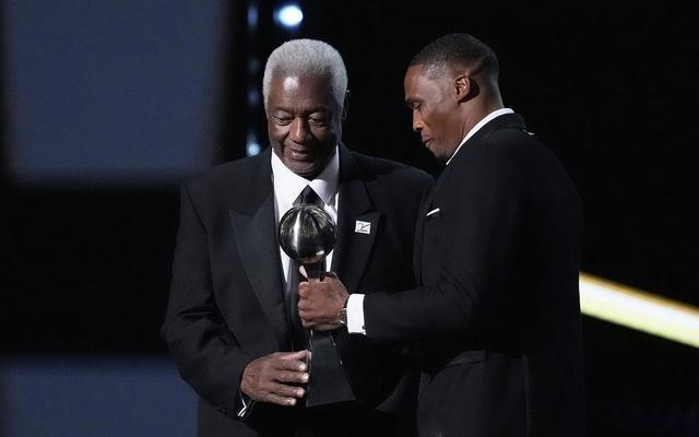奥斯卡罗伯特森NBA生涯首秀即三双