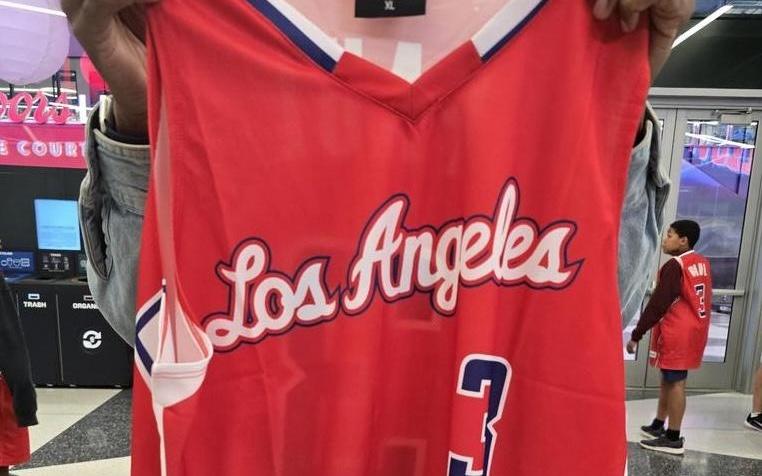 队记：快船今日免费向球迷发放保罗“空接之城”时期的球衣