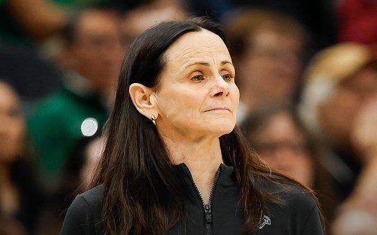 TA：自由人选帅可能会重点考察NBA教